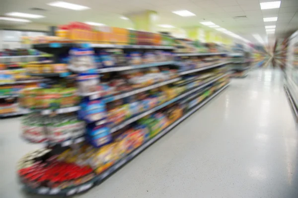 Sfocatura del movimento della navata del supermercato vuota — Foto Stock