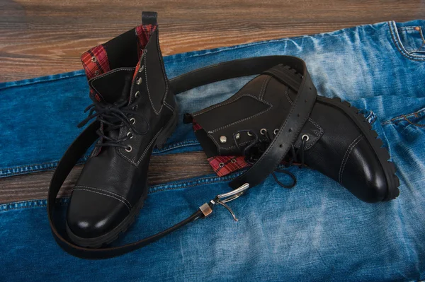 Chaussures, jeans et ceinture pour hommes — Photo