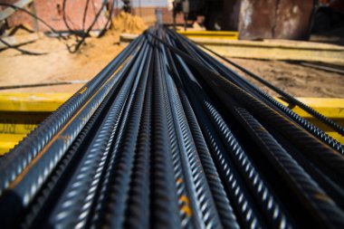 İnşaat alanında metal bir demet. Binanın temelini hazırlıyorum. İnşaat