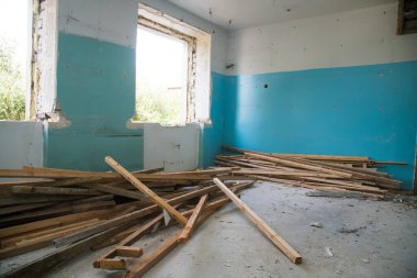 Tadilat ve yenileme sırasında eski bir konut binasında. İnşaat