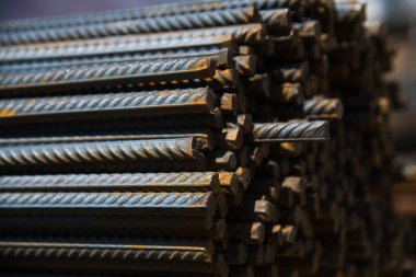 İnşaat alanında metal bir demet. Binanın temelini hazırlıyorum. İnşaat