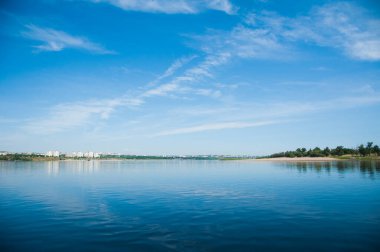 Nehir kıyısında güzel bir yaz manzarası, güneşli bir gün