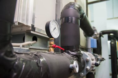 Kazan dairesindeki manometre, boru ve musluk vanalarını kapatın.