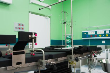 Modern klinikteki ameliyathane.