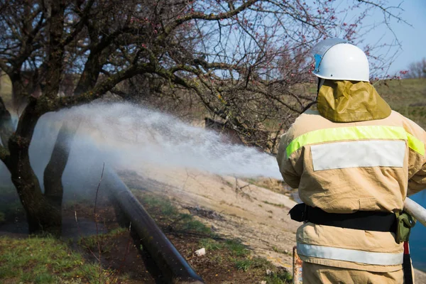 Eld Fältet Nära Staden Brandman Släcker Brand — Stockfoto