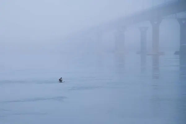 Paysage Urbain Automne Pont Sur Rivière Dans Brouillard Épais — Photo