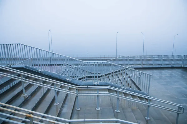 Paisagem Cidade Outono Embankment Estrada Cidade Perto Rio Nevoeiro Pesado — Fotografia de Stock