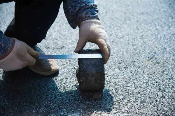 Kontrollera Kvaliteten Asfalt Genom Att Prover Och Mäta Tjockleken Asfalt — Stockfoto