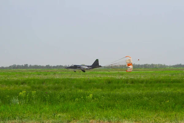 战斗机在机场起飞 — 图库照片