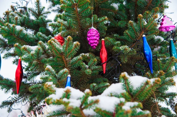 Mooie Decoraties Aan Een Kerstboom Met Sneeuw Buiten — Stockfoto