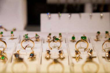 Bir kuyumcunun vitrinindeki altın aksesuarlar.