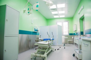 Modern klinikteki ameliyathane.