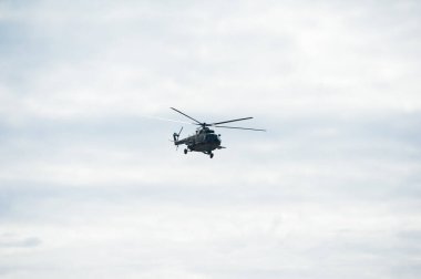 Askeri helikopter tatbikat sırasında uçuyor ve askeri bir gösteri yapıyor.