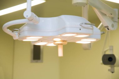 Modern klinikteki ameliyathane.