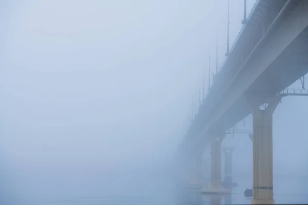 Φθινοπωρινό Τοπίο Γέφυρα Πάνω Από Ποτάμι Πυκνή Ομίχλη — Φωτογραφία Αρχείου
