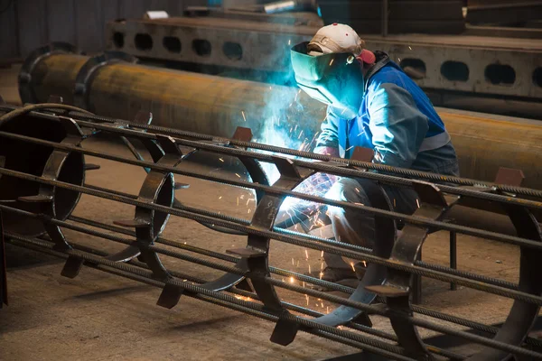 Sparks While Welder Uses Torch Welding — Stock Photo, Image