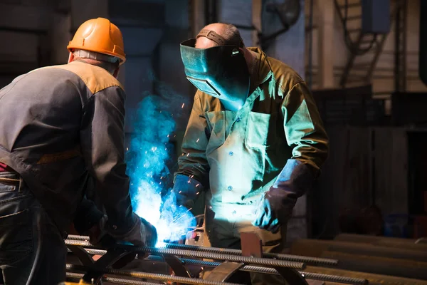 Sparks While Welder Uses Torch Welding — Stock Photo, Image
