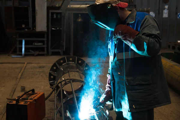 Sparks While Welder Uses Torch Welding — Stock Photo, Image