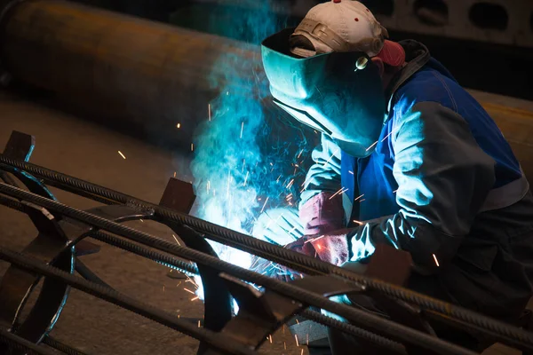 Sparks While Welder Uses Torch Welding — Stock Photo, Image