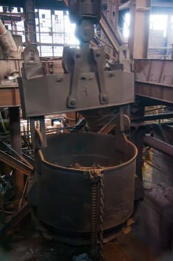 Metal yapılar ve binalar eski metalurji fabrikasının içinde ve dışında.