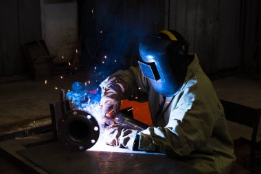 Kaynakçı kaynak yaparken kaynak yaparken kıvılcımlar