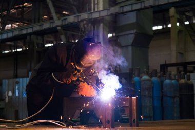 Kaynakçı kaynak yaparken kaynak yaparken kıvılcımlar