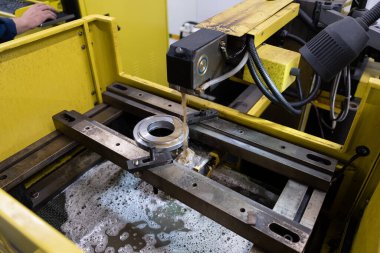 Metal endüstrisi. Sabun makinesinde çalışan metalde kesme aracı