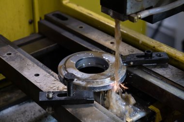 Metal endüstrisi. Sabun makinesinde çalışan metalde kesme aracı