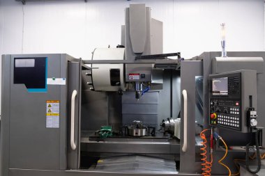 Metal endüstrisi. Sabun makinesinde çalışan metalde kesme aracı