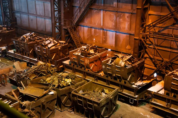 Metal yapılar ve binalar eski metalurji fabrikasının içinde ve dışında.