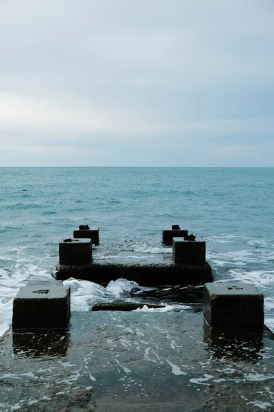 Günbatımı Gökyüzünün Arka Planındaki Eski Beton Iskele Deniz Manzarası — Stok fotoğraf