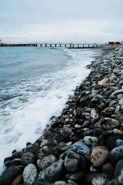 Deniz Burnu Gün Batımında Vahşi Çakıl Taşı Plajı Deniz Dalgaları — Stok fotoğraf