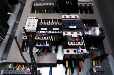 Elektrik kalkanındaki kablolarla otomatik anahtarlar.