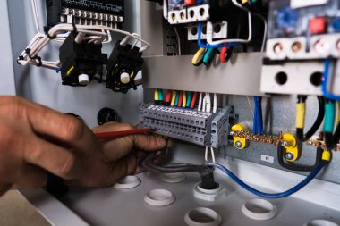 Elektrik kalkanındaki kablolarla otomatik anahtarlar.