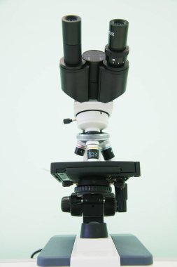 Laboratuvarda mercekle mikroskobun yakın çekim görüntüsü