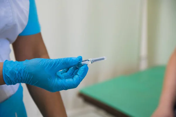 Vacunación Contra Coronavirus Vacunación Masiva Médico Inyecta Vacuna Contra Gripe — Foto de Stock