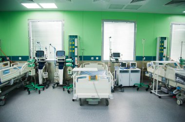 Modern klinikteki ameliyathane.