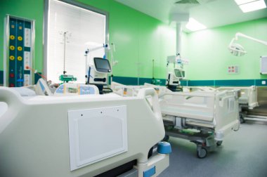 Modern klinikteki ameliyathane.