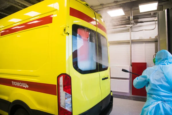 Desinfección Ambulancia Paramédico Trata Una Ambulancia Con Una Solución Desinfectante — Foto de Stock