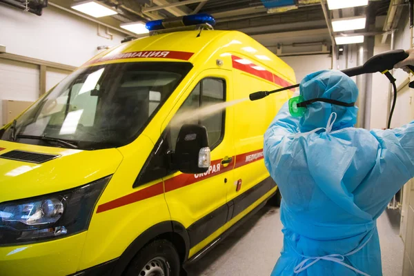 Disinfezione Dell Ambulanza Paramedico Tratta Ambulanza Con Una Soluzione Disinfettante — Foto Stock