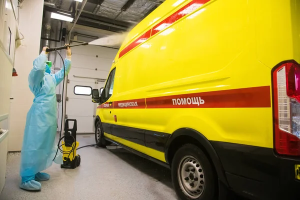 Désinfection Ambulance Ambulancier Paramédical Traite Une Ambulance Avec Une Solution — Photo