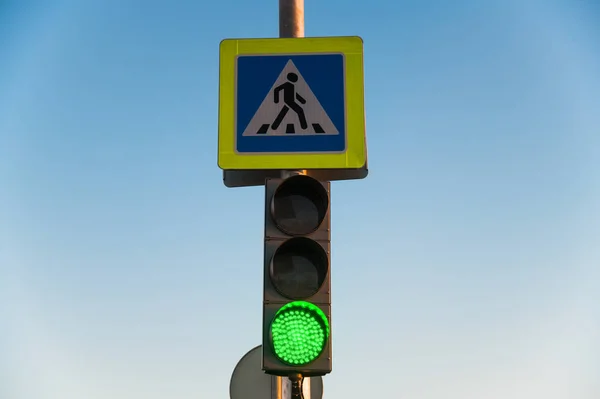 Trafikljus Vid Övergångsstället Trafikljus Med Grönt Ljus Och Vägskylt Gångväg — Stockfoto