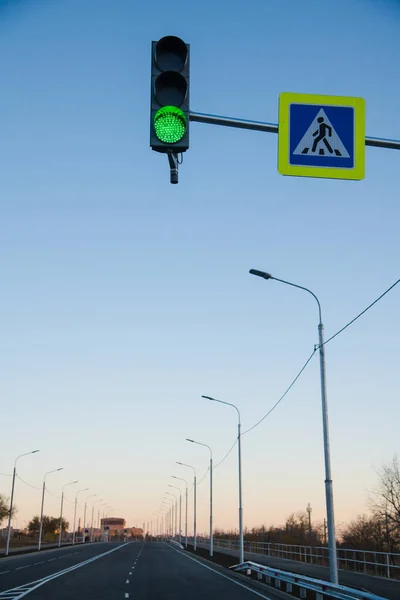 Світлофор Пішохідному Переході Світлофор Зеленим Світлом Дорожнім Знаком Пішохідний Перехід — стокове фото