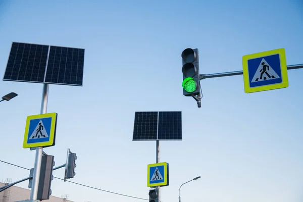 Світлофор Пішохідному Переході Світлофор Зеленим Світлом Дорожнім Знаком Пішохідний Перехід — стокове фото