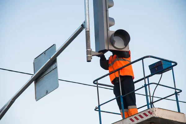 Worker Lift Sets Adjusts Traffic Light Pedestrian Crossing Traffic Light — Stock Photo, Image