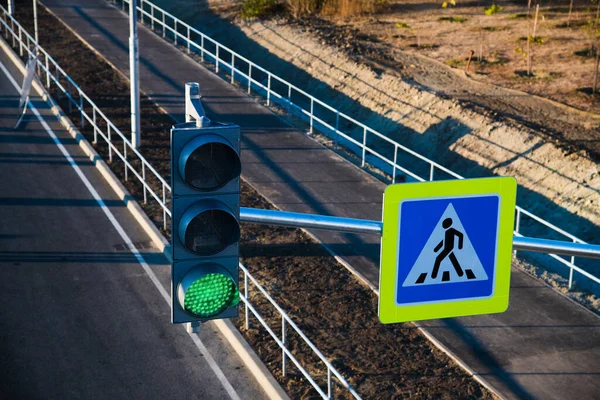 Ampel Fußgängerüberweg Ampel Mit Grünlicht Und Verkehrszeichen Fußgängerüberweg — Stockfoto