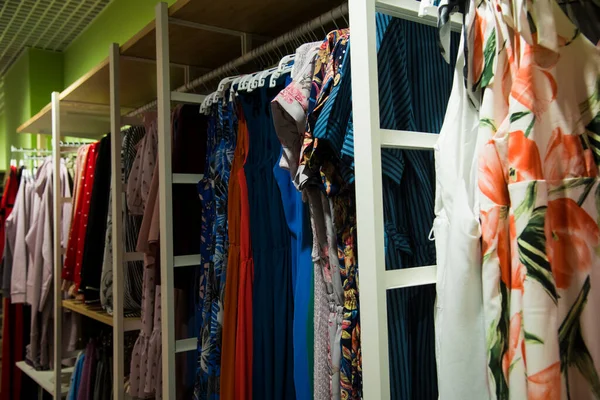 Perakende Mağazasında Askılı Renkli Kadın Elbiseleri — Stok fotoğraf