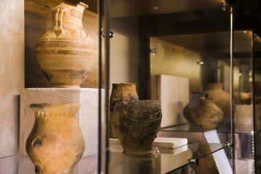 Sergiler Arkeoloji Müzesi 'nde sergileniyor. Antikalar, insanların günlük eşyaları, çömlek, mücevher, kazılar sırasında bulunan silahlar..