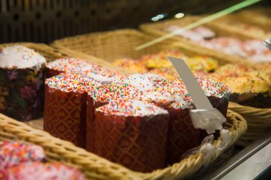 Paskalya tatili. Mağazada Paskalya pastası satışı