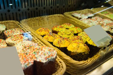 Paskalya tatili. Mağazada Paskalya pastası satışı